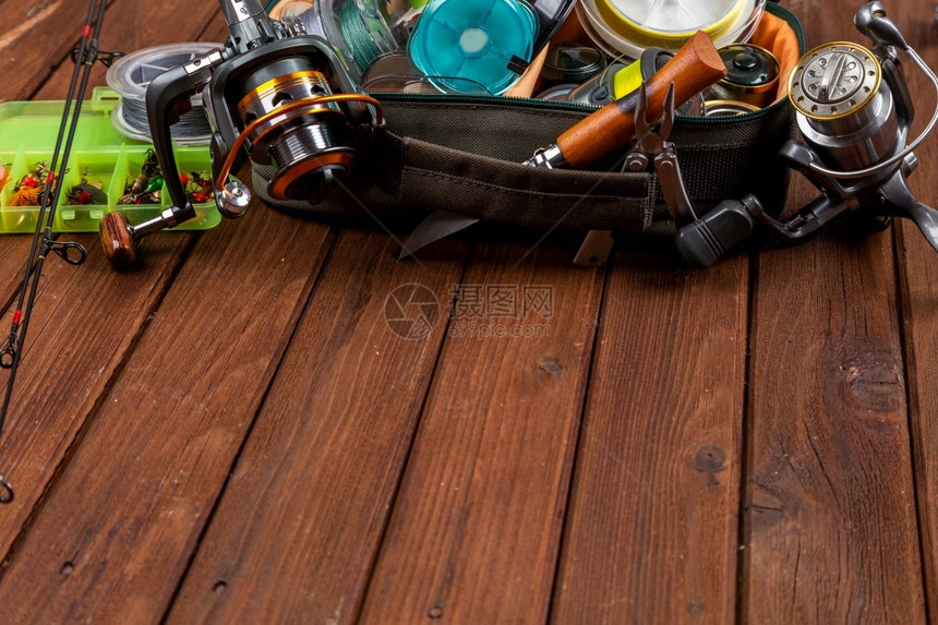 包在木棕褐背景上用诱饵和绳子不同钓鱼的触网为文本提供位置设计广告和出版纺纱店铺图片