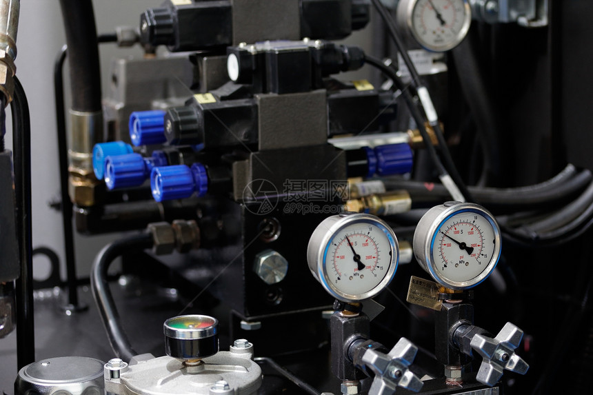 驾驶具有测量仪表以控制压力的电计控器中心液系统规模铣削图片
