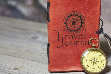 木头板旧日记上面满是旅行冒险和指南针硬币图片