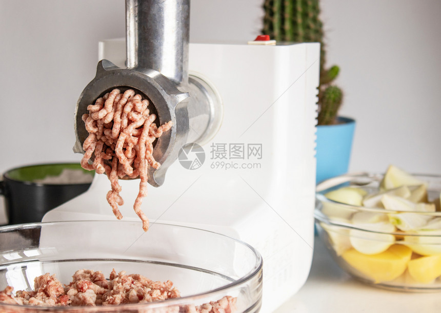 土牛肉在研磨机里闭合式的碗里成分地牛肉在研磨机里原料在碗劈切碎防锈的图片