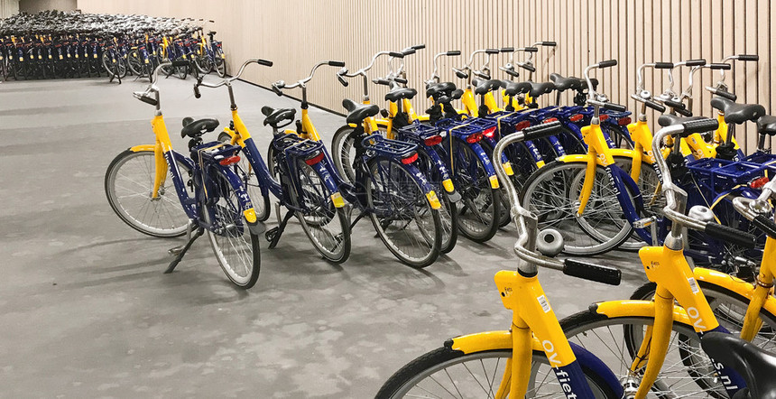 骑城市街道上的黄色自行车租赁站狭窄的景深城市街道上的黄色自行车租赁站户外人们图片