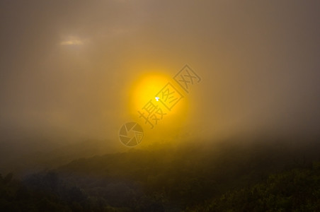 雨早晨在山风景的日出地区图片