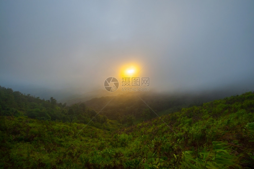 太阳日落泰国在山风景的日出图片