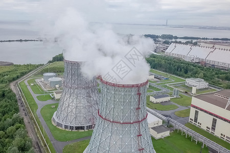 高耸的核电站蒸汽塔高耸的核电站蒸汽塔空气原子全球的图片