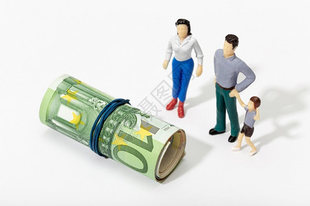 一个家庭的人类代表正在看一卷钱金融投资或储蓄概念金融的资现背景图片