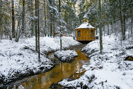 霜冬季风景在森林中以小河为地的阿尔科夫附近有小河的冬季风景圣诞节天空图片