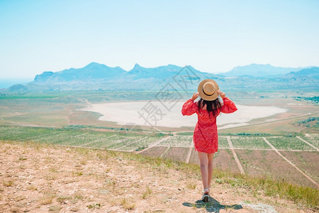 天在山上快乐的女子看着白湖日间在边的欧洲度假母亲概念欧洲之母户外冒险图片