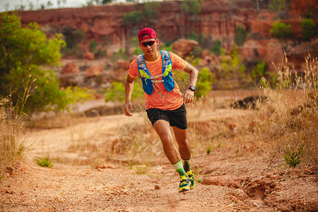 极端骑着运动鞋在山上跑步的田径运动员脚下穿着运动鞋的人一种冒险图片