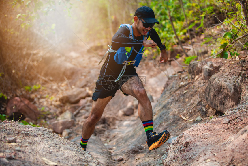 一种竞技骑着运动鞋在森林中跑步的脚下穿着运动鞋在森林中奔跑腿图片