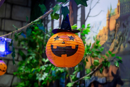 象征秋天在万圣节派对上在树装饰灯光的南瓜人文化背景图片