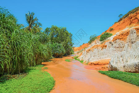 橙岩石红河和有色沙越南东亚美丽背景图片
