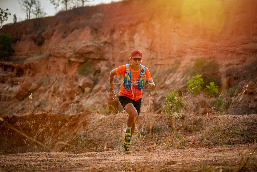 慢跑者骑着运动鞋在山上跑步的田径运动员脚上穿鞋的人积极速度图片