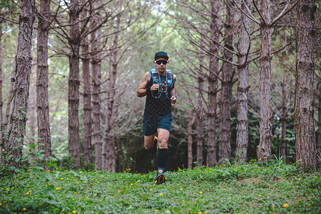成人运动的夏天骑着鞋在森林中跑步的脚下穿着运动鞋在森林中奔跑图片