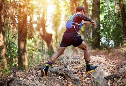 自然骑着运动鞋在森林中跑步的脚下穿着运动鞋在森林中奔跑赛者娱乐图片