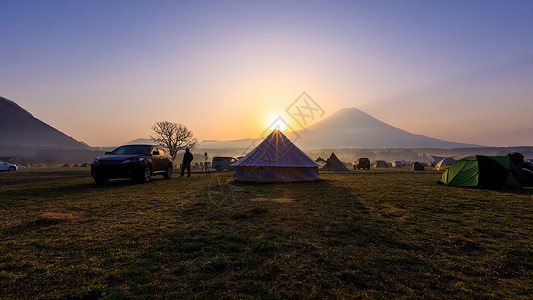 场景公吨在日本藤宫出时富士山和福本帕拉露营场雪图片