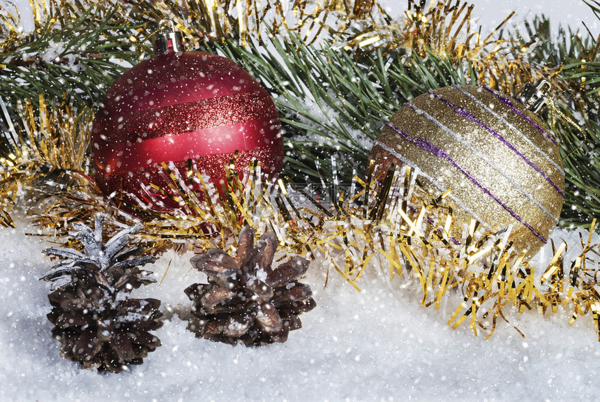 祝贺新年树球和螺旋锥在有蛋和雪的圣诞卡中庆典辉光图片