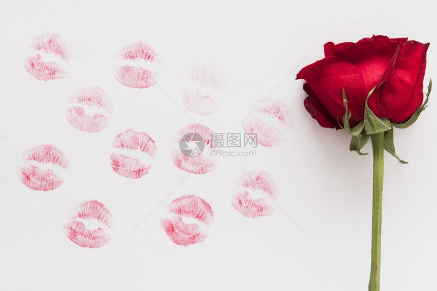 玫瑰花和红唇印记图片