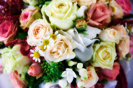 粉彩绿色盛装的婚礼花束细节图片