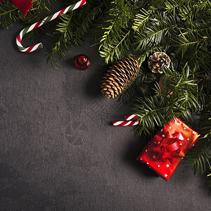 新的星小地毯圣诞节时在装饰处附近的fir树枝图片