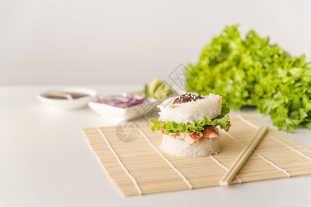 菜肴食物可口带生菜的米球海鲜图片