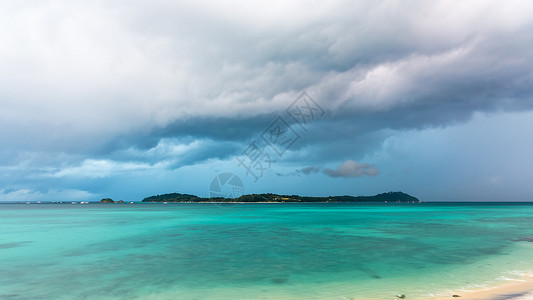 海滩气候变迁包括高利佩岛和安达曼海绿水域的暴风雨及大这是泰国佐敦Tarutao公园的著名景点泰国科利佩上空有169个宽屏风云和雨背景图片