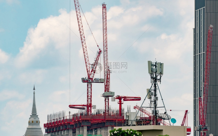 行业电缆摩天大楼Crane在建筑工地使用雷el提升设备公寓楼建筑工地造起重机对着泰国的天空工作在泰国建造起重机与天相对冲和喷气图片