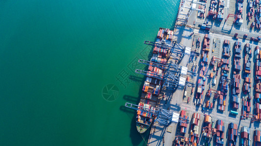 韩国集装箱船在工业港口的进出务物流和国际集装箱船在公海运输货车卸图片