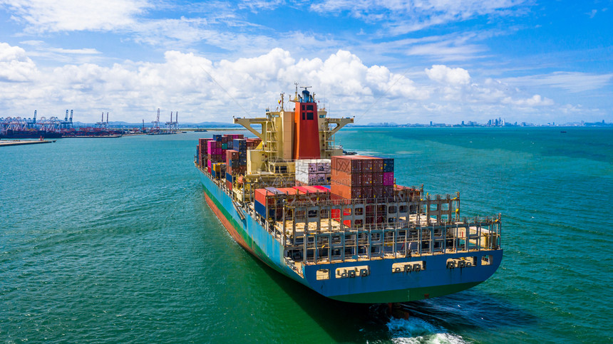 集装箱船在工业港口的进出务物流和国际集装箱船在公海运输卡车商品港图片