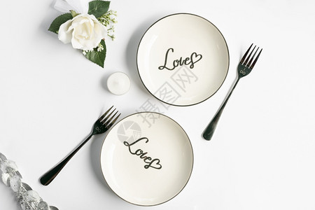 白色背景的结婚餐具图片