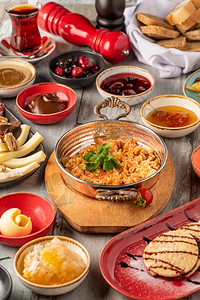 吐司传统土耳其早餐在石桌上用传统的土制茶供应煮熟的桌子图片