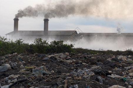 汽工业废料和烟囱中黑烟产生的空气污染与废烟工业料环境碳背景图片