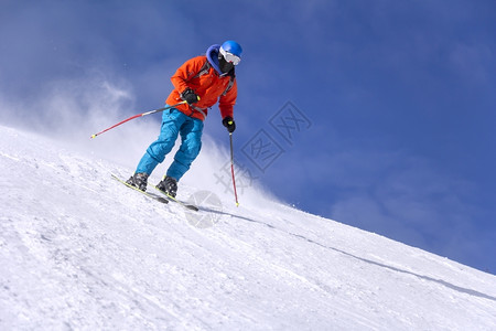 冬季雪山滑雪图片