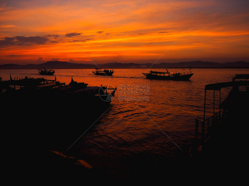 黎明水缅甸蒲甘伊洛瓦底江日落自然图片