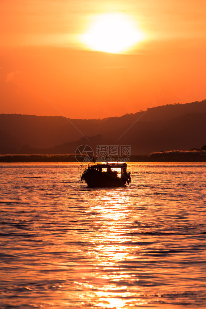 自然黎明缅甸蒲甘伊洛瓦底江日落轮廓图片