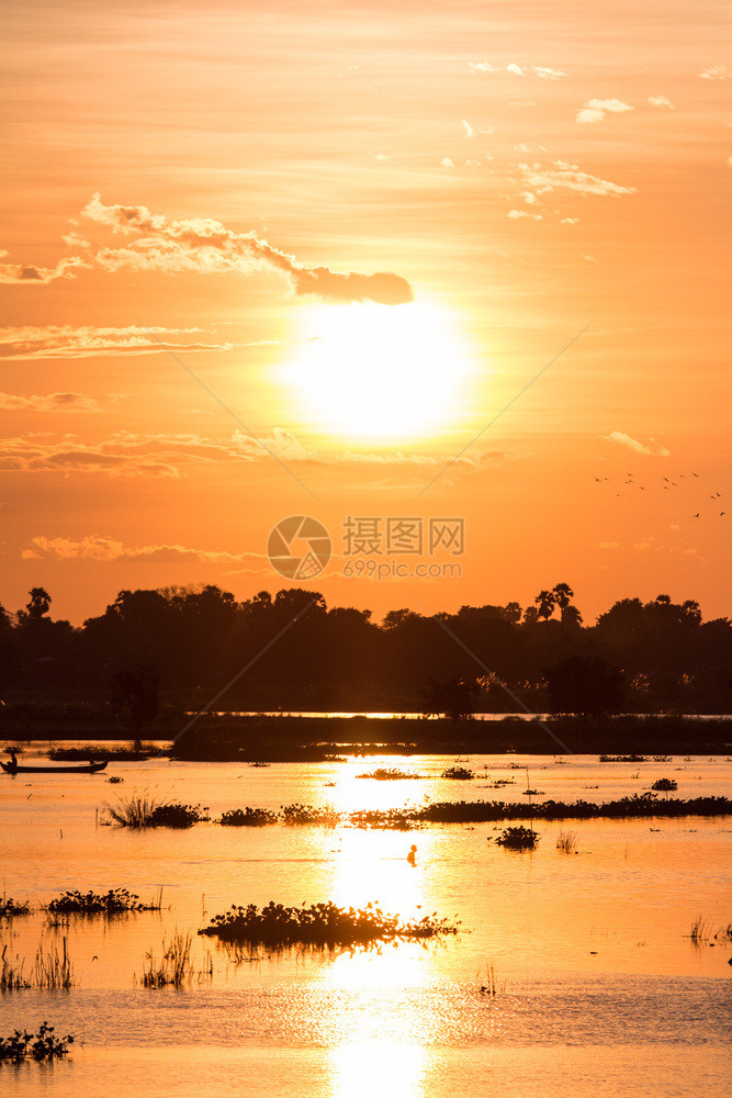 缅甸蒲甘伊洛瓦底江日落景观地标木头图片