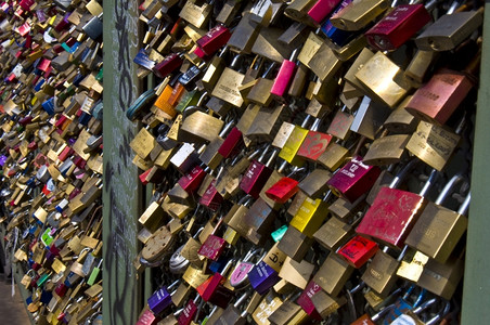 桥锁象征着永恒爱情誓言的锁忠诚瘾布拉格设计图片