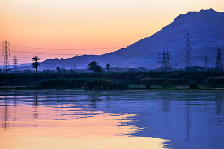 海风景优美尼罗河山脉在埃及山脉Luxor的多彩日落轮廓图片