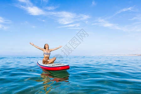 泳衣美女体验水上浆板运动背景