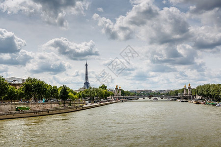 水Eiffel铁塔和亚历山大第三桥法国巴黎天际线纪念碑图片