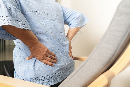 疼痛成人老年妇女在家背痛健康问题概念男人图片