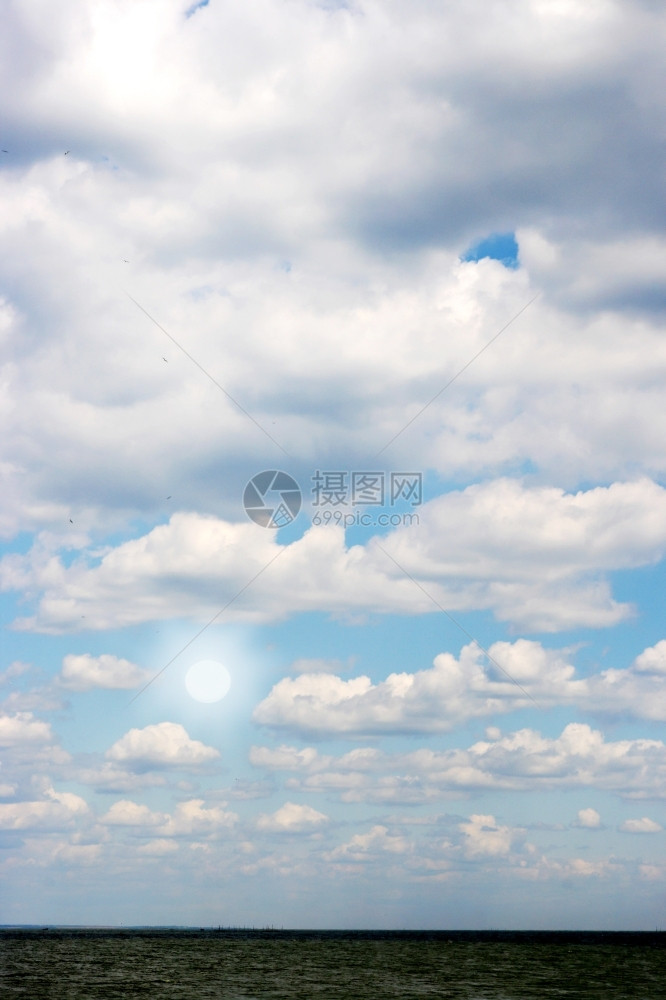 海面上云的天空热风景优美白色图片