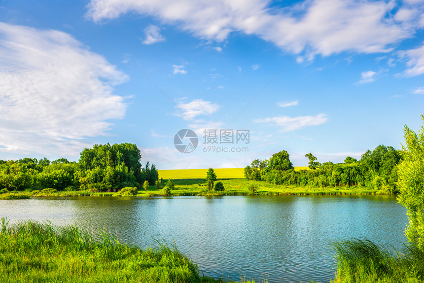 平静的农村黎明夏天阳光媚的日落时寒冷河流图片