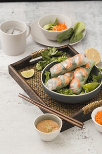 食物紧缩越南配沙拉酱的新鲜虾卷图片