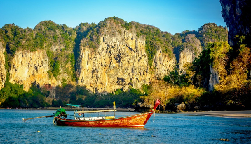 快乐的自然热带泰国长尾船在绿水中图片