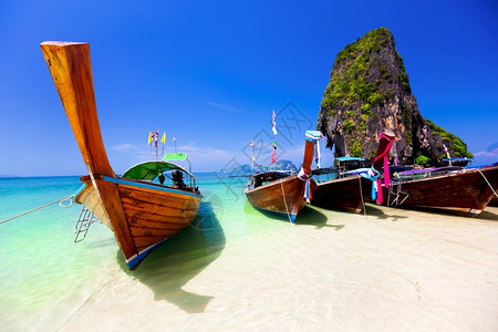 旅游日落泰国长尾船在绿水中笏图片
