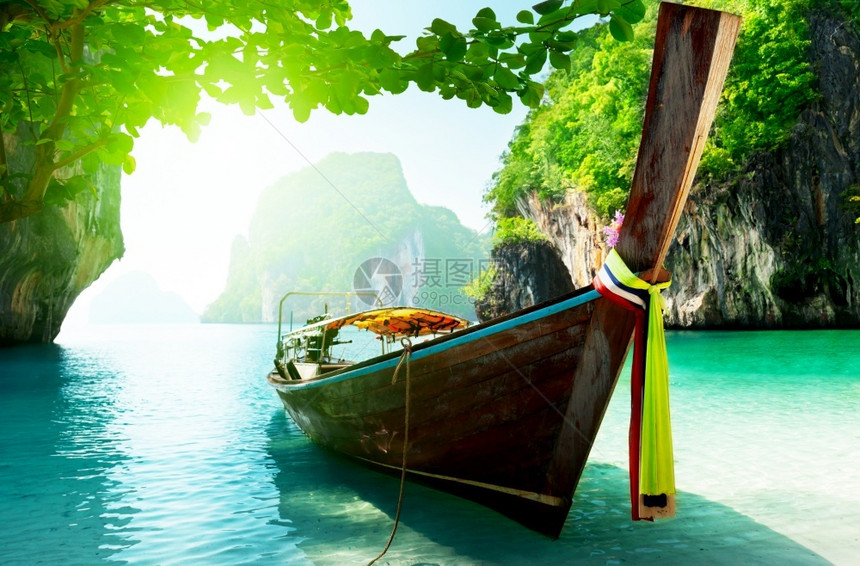 旅行泰国长尾船在绿水中瀑布曼谷图片