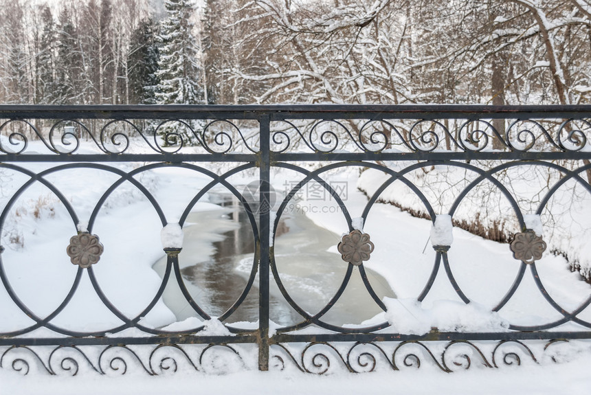 格子可以看到这座桥的微妙古老花束冻结精美的图片