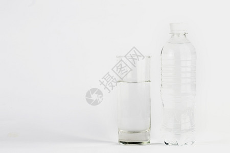 新鲜的矿物有清水玻璃瓶商业图片