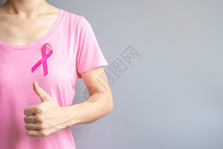 佩戴粉丝带预防癌症概念图片