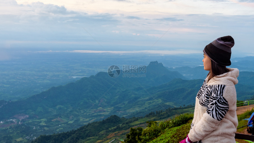风景优美在泰国PhuThapBoekViewpointPhitechabun日出时观看森林和山的美丽自然景观女游客169名观日出图片